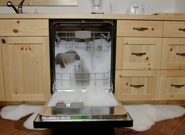  Vấn đề thường gặp thứ 2 là: Máy rửa chén bát bị trào bọt ra bên ngoài